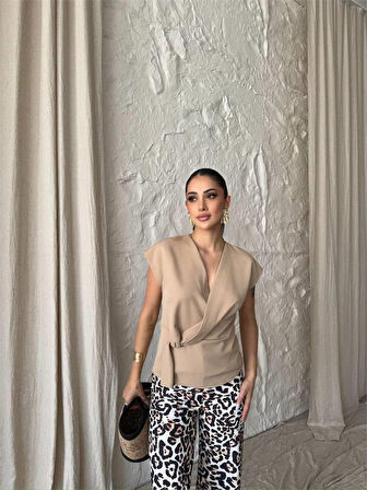 Yonca Moda Evi YANDAN BAĞLAMA DETAYLI KOLSUZ BLUZ - Bej