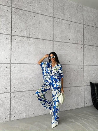 Yonca Moda Evi MAVİ ZEMİN BÜYÜK ÇİÇEK DESEN SATEN GÖMLEK-PANTOLON TAKIM - Mavi