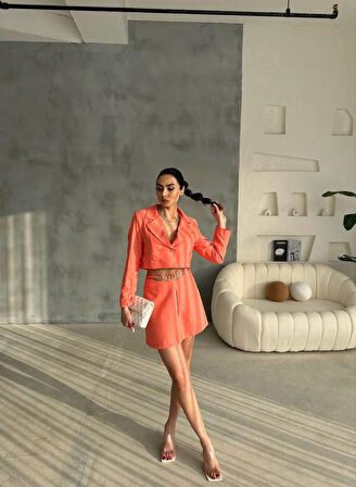 Yonca Moda Evi JAKARLI CROP CEKET-KISA ETEK KAPALI PİLE METAL KEMER DETAYLI - Turuncu