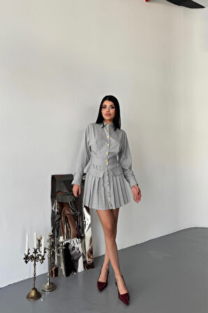 Yonca Moda Evi ÖNDEN GOLD DÜĞMELİ PİLELİ KISA ELBİSE - Gri
