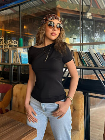 Yonca Moda Evi Kadın Kısa Kollu Tek Omuzu Açık Büzgülü Viskon Bluz