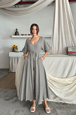 Yonca Moda Evi V YAKA BEL BONCUK BAĞLAMALI MÜSLİN ELBİSE YIRTMAÇ DETAYLI - Gri