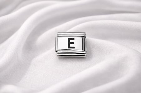E Harfi Charm – Çelik Harfli Bileklik Aksesuarı ,Kişiye Özel Modüler Takı