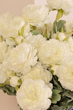 Beyaz Yapay Ranunculus Şakayık Çiçeği  3 Dallı Lüx İpeksi Dokulu 50 cm