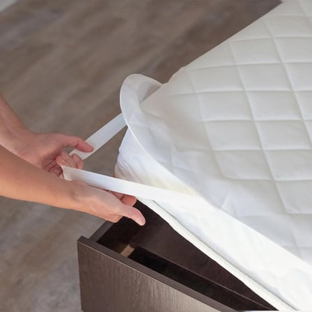Nonwoven Kapitone Sıvı Geçirmez Yatak Alezi 4 Köşesi Fitted Lastikli Tek Kişilik Yatak Koruyucu Üst Düzey Koruma