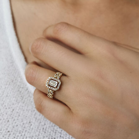 Kolu Taş Detay Baget Altın Yüzük (YZK0232)