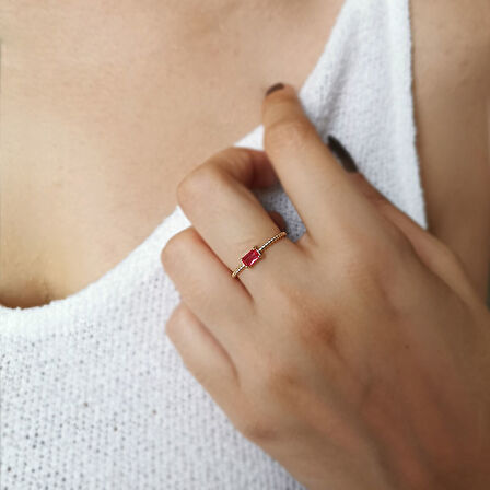 Altın Kırmızı Baget Taşlı Spor Yüzük (YZK0239)