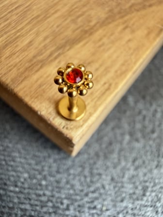 316 L Cerrahi Çelik Tek Kırmızı Taş Çiçek Altın Tragus Helix Conch Piercing