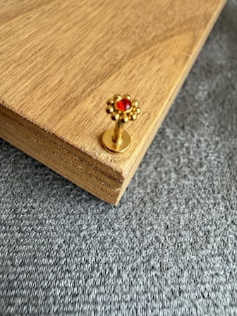 316 L Cerrahi Çelik Tek Kırmızı Taş Çiçek Altın Tragus Helix Conch Piercing