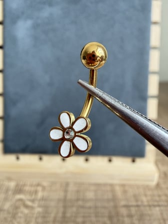 %100 316 L Cerrahi Çelik Papatya 10x1,6mm Altın Göbek Piercingi