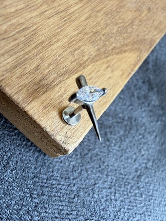 316 L Cerrahi Çelik Markiz Kılıç Zirkon 6x1.2mm Altın Labret Piercing