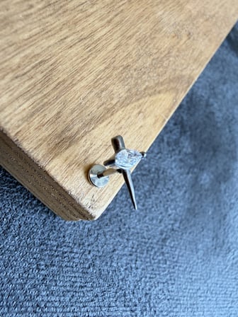 316 L Cerrahi Çelik Markiz Kılıç Zirkon 6x1.2mm Altın Labret Piercing