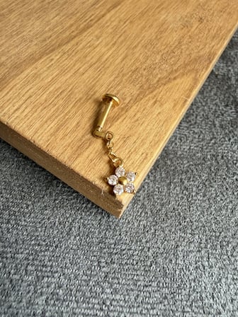 316 L Cerrahi Çelik  Papatya Sallantı Zirkon 6x1.2mm Altın Labret Piercing