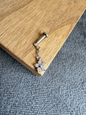 316 L Cerrahi Çelik  Papatya Sallantı Zirkon 6x1.2mm Çelik Labret Piercing