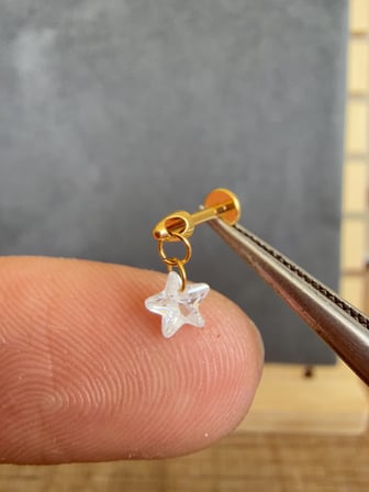 Yüksek Kalite G23 Titanium  Sallantı Yıldız Zirkon Titanyum 6x1.2mm Labret Piercing