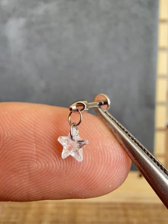 Yüksek Kalite G23 Titanium  Sallantı Yıldız Zirkon Titanyum 6x1.2mm Labret Piercing
