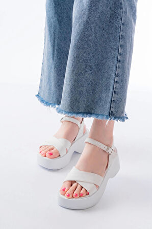 24414-1005 Beyaz Günlük Çapraz Dolgu Topuk Kadın Sandalet