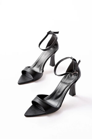 718 Siyah Cilt Sivri Burunlu Topuklu Bilekten Bağlamalı Kadın Ayakkabı