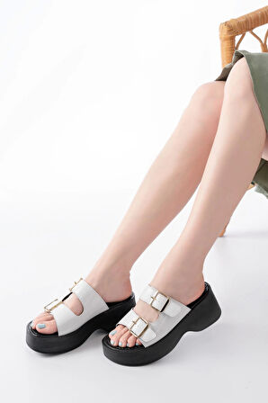 24414-574 Beyaz Rugan Günlük Tokalı Dolgu Topuk Kadın Terlik