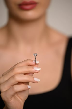 14 Ayar Beyaz Altın Oval Tek Taş Yüzük