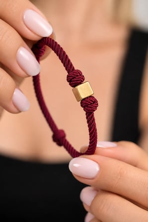 14 Ayar Altın Detaylı Bordo Örgü İp Bileklik (Özelleştirilebilir)