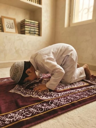 Çocuk Seccadesi - Yumuşak Kadife Dokulu, Kolay Taşınabilir, Renkli ve Desenli Çocuk Namazlık (Hediyelik)