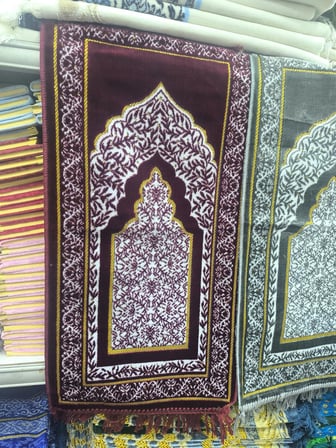Çocuk Seccadesi - Yumuşak Kadife Dokulu, Kolay Taşınabilir, Renkli ve Desenli Çocuk Namazlık (Hediyelik)