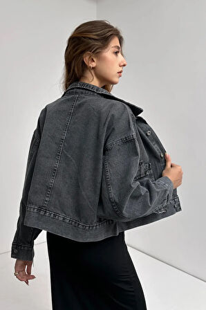 ÇİFT CEPLİ BELİNDE DÜĞME DETAYLI KOT CEKET