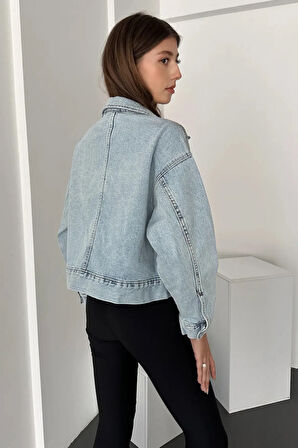 ÇİFT CEPLİ BELİNDE DÜĞME DETAYLI KOT CEKET