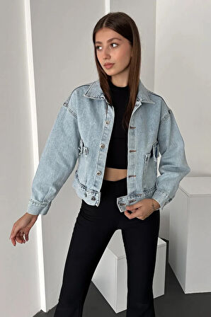 ÇİFT CEPLİ BELİNDE DÜĞME DETAYLI KOT CEKET