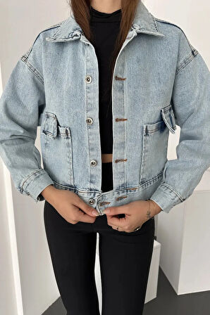 ÇİFT CEPLİ BELİNDE DÜĞME DETAYLI KOT CEKET