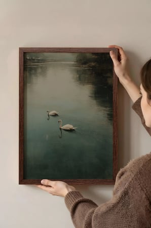Vintage Duvar Tablosu, Göl Üzerinde Beyaz Kuşlar Kahverengi Çerçeveli No: 20158