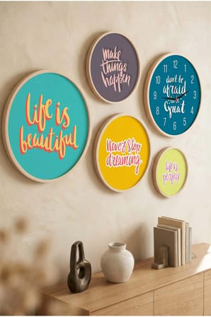 5 Parça Yuvarlak Ahşap Çerçeveli Renkli Pozitif Motto Sözler Tablo Ve Saat Seti