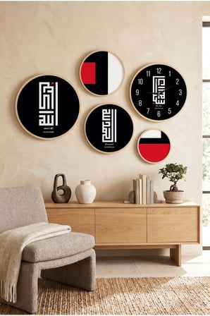 5 Parça Yuvarlak Ahşap Çerçeveli Siyah Ve Kırmızı Kufi Tarzında Tesbihat Tablo Ve Saat Seti