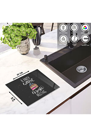 Cam Kesme Tahtası Siyah Arka Planlı Pasta Dilimli Yazılı