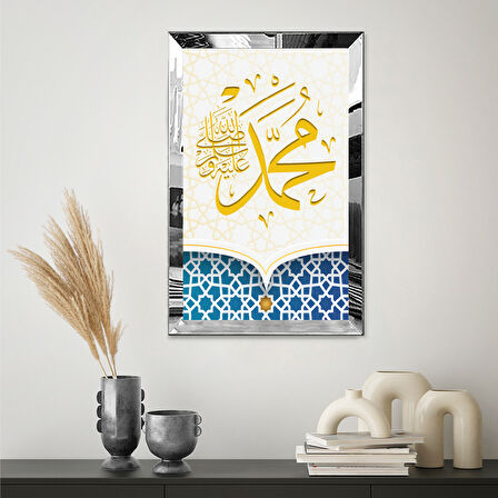 GÜMÜŞ AYNALI PLEKSİ ÇERÇEVELİ BEYAZ ARKA PLAN DESENLİ HAT SANATLI ARAPÇA MUHAMMED (S.A.V) TABLOSU