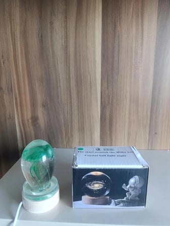 Ahşap altlıklı ışıklı küre(dilediğiniz notu hediye paketi üzerine yazılı şeklinde gönderim yapılmaktadır)