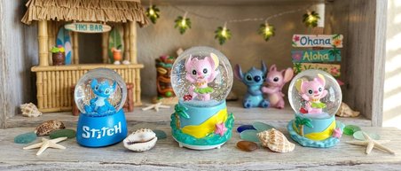 9cm-6cm Işıklı pembe ve  Mavi renk ve sarı altlık)(11cm x7 cm)–pilli pembe Işıklı Hediyelik-Dekoratif 3 lü Stitch Kar Küresi