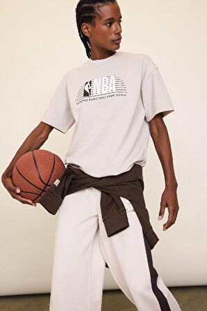 DeFactoFit NBA Wordmark Oversize Geniş Kalıp Bisiklet Yaka Pike Kısa Kollu Tişört D6121AX25SPBG745