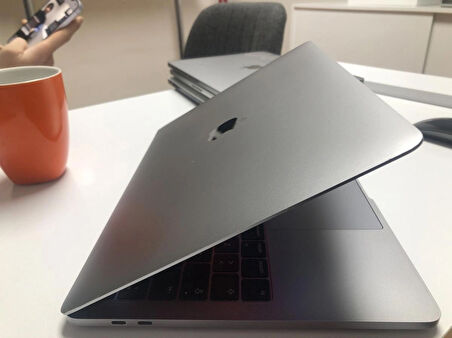 APPLE A1706 MACBOOK PRO 13 2017 İ5 8GB RAM 256GB SSD TOUCHBARLI - SIFIR AYARINDA , MAĞAZA GARANTİLİ