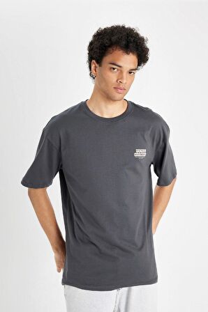 DeFacto %100 Pamuk Comfort Regular Fit Rahat Kesim Bisiklet Yaka Sırt Baskılı Kısa Kollu Tişört B4370AX24AUAR231