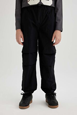 DeFacto Erkek Çocuk Beli ve Paçası Lastikli Cepli Siyah Jogger Paraşüt Basic Düz Pantolon B6602A824SMBK27