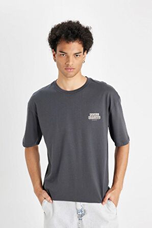 DeFacto %100 Pamuk Comfort Regular Fit Rahat Kesim Bisiklet Yaka Sırt Baskılı Kısa Kollu Tişört B4370AX24AUAR231