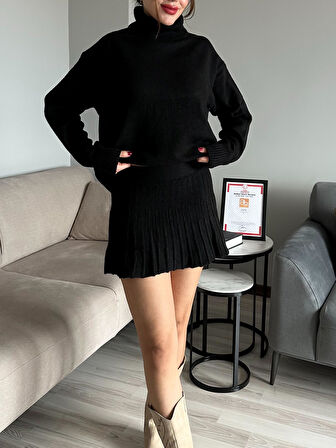 Kadın Siyah Kalın Kışlık Kazak ve Pileli Mini Etek İkili Takım Pamuk Kışlık Boğazlı Alt Üst Triko Takım