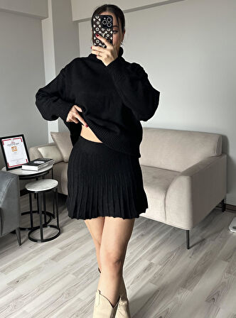 Kadın Siyah Kalın Kışlık Kazak ve Pileli Mini Etek İkili Takım Pamuk Kışlık Boğazlı Alt Üst Triko Takım