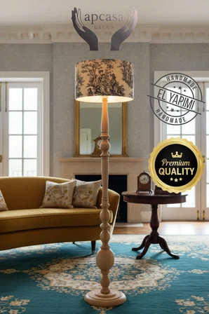 Ahşap Ayaklı Toile de Jouy Desenli Kumaş ve Metal Kasnaklı Başlık Lambader