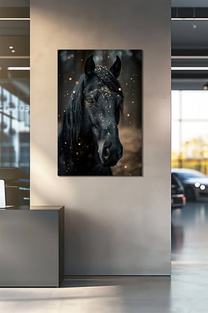 Siyah At Baskılı Cam Tablo – Gold Detaylı Dekoratif At Portresi Duvar Tablosu