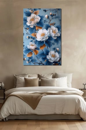 Çiçek Baskılı Cam Tablo – Mavi Beyaz Floral Desenli Şık Dekoratif Duvar Tablosu