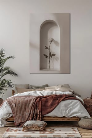 Minimalist Gül Baskılı Cam Tablo – Niş İçinde Beyaz Gül Modern Duvar Dekoru