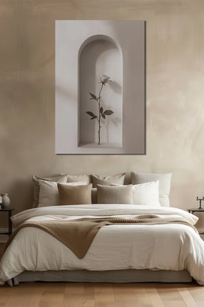 Minimalist Gül Baskılı Cam Tablo – Niş İçinde Beyaz Gül Modern Duvar Dekoru